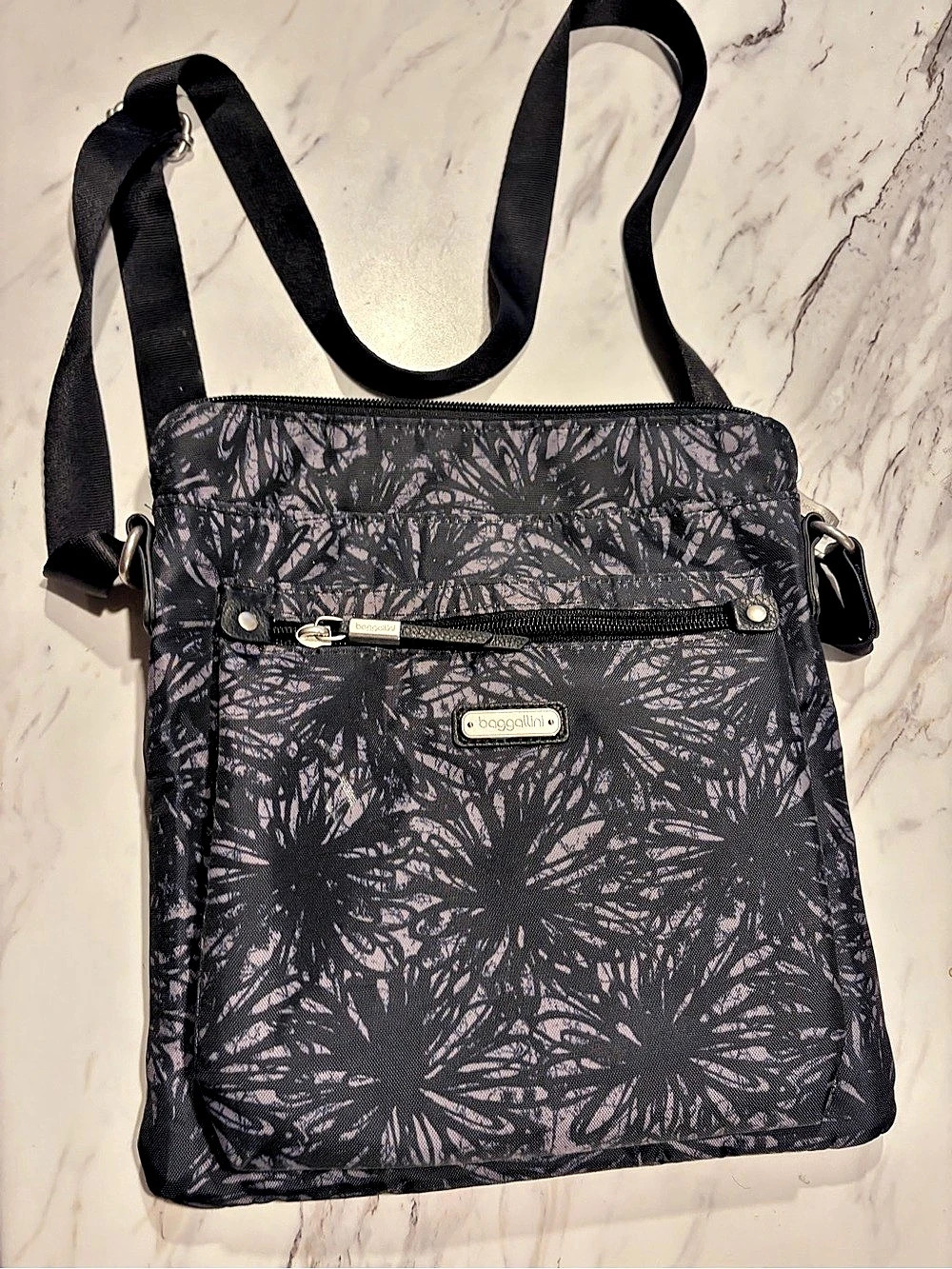 baggallini Horizon Crossbody Floral Print Crossbody Bag in Black & Gray